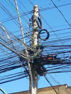 La Paz - Messy electrical wires - Is there a place to plug in?