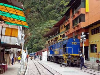 The Pueblo Machu Picchu - Street with train