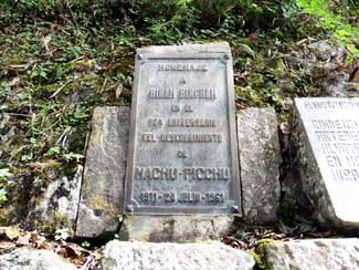 Plaque honoring Hiram Binghan who discovered Machu Picchu